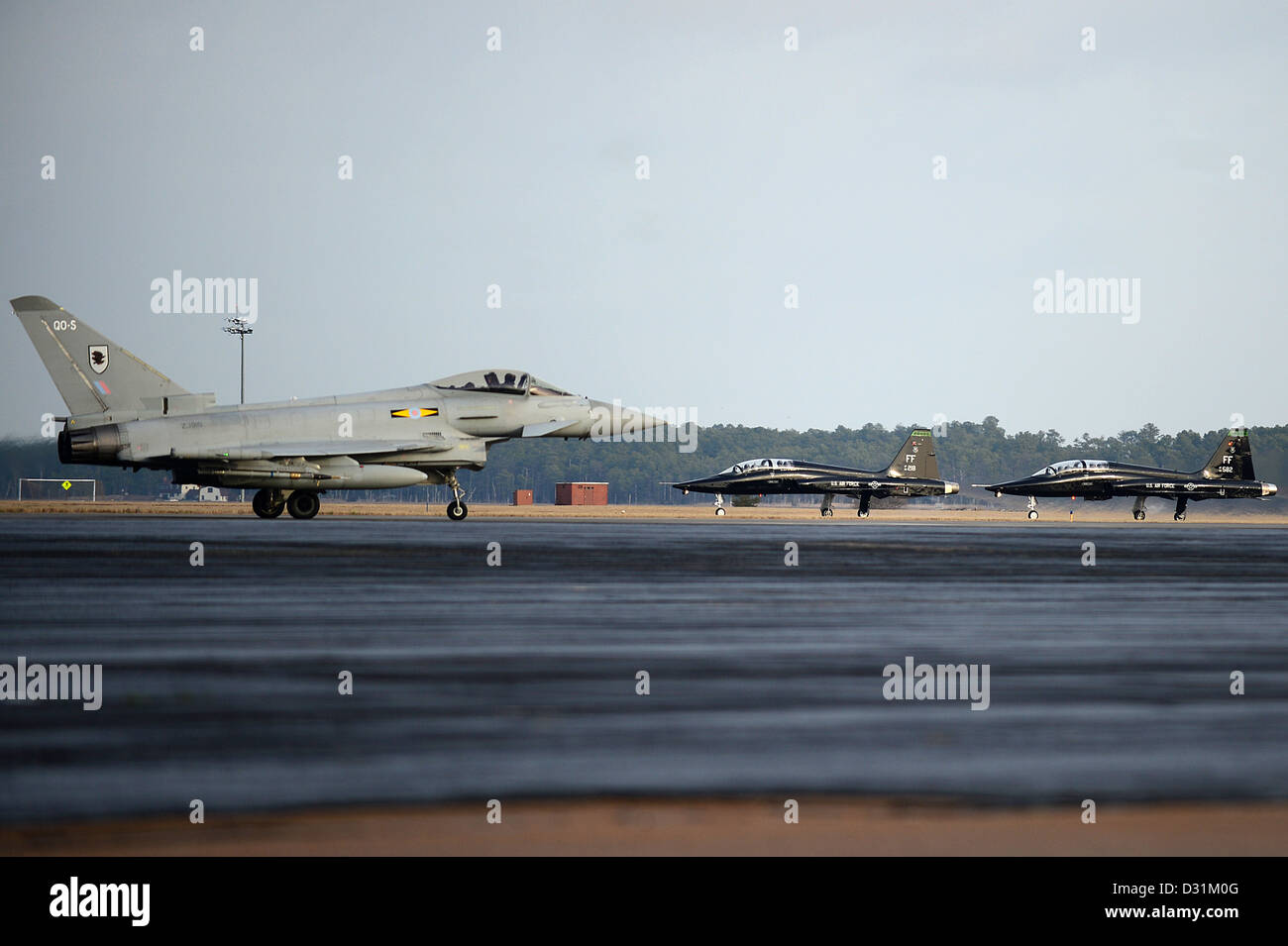 Ein Typhoon FGR4 taxis auf dem Flug Linie zwei t-38 Krallen Vorbereitung auf der Langley Air Force Base, VA., 30. Januar 2013 ausziehen. Stockfoto