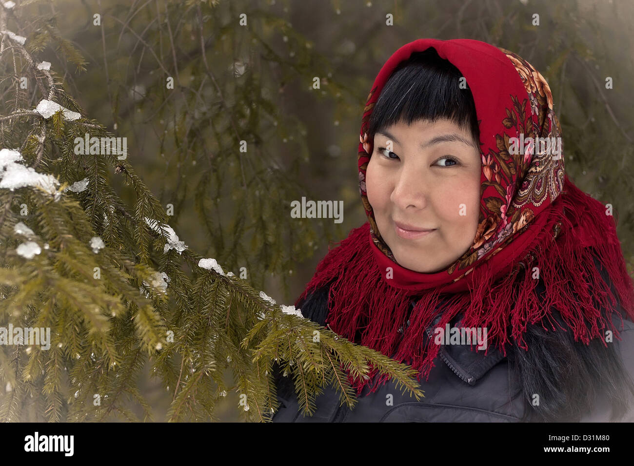 Asiatin, die traditionelle russische Kopftuch. Winter Hintergrund. Wirkung  von ein altes Foto Stockfotografie - Alamy