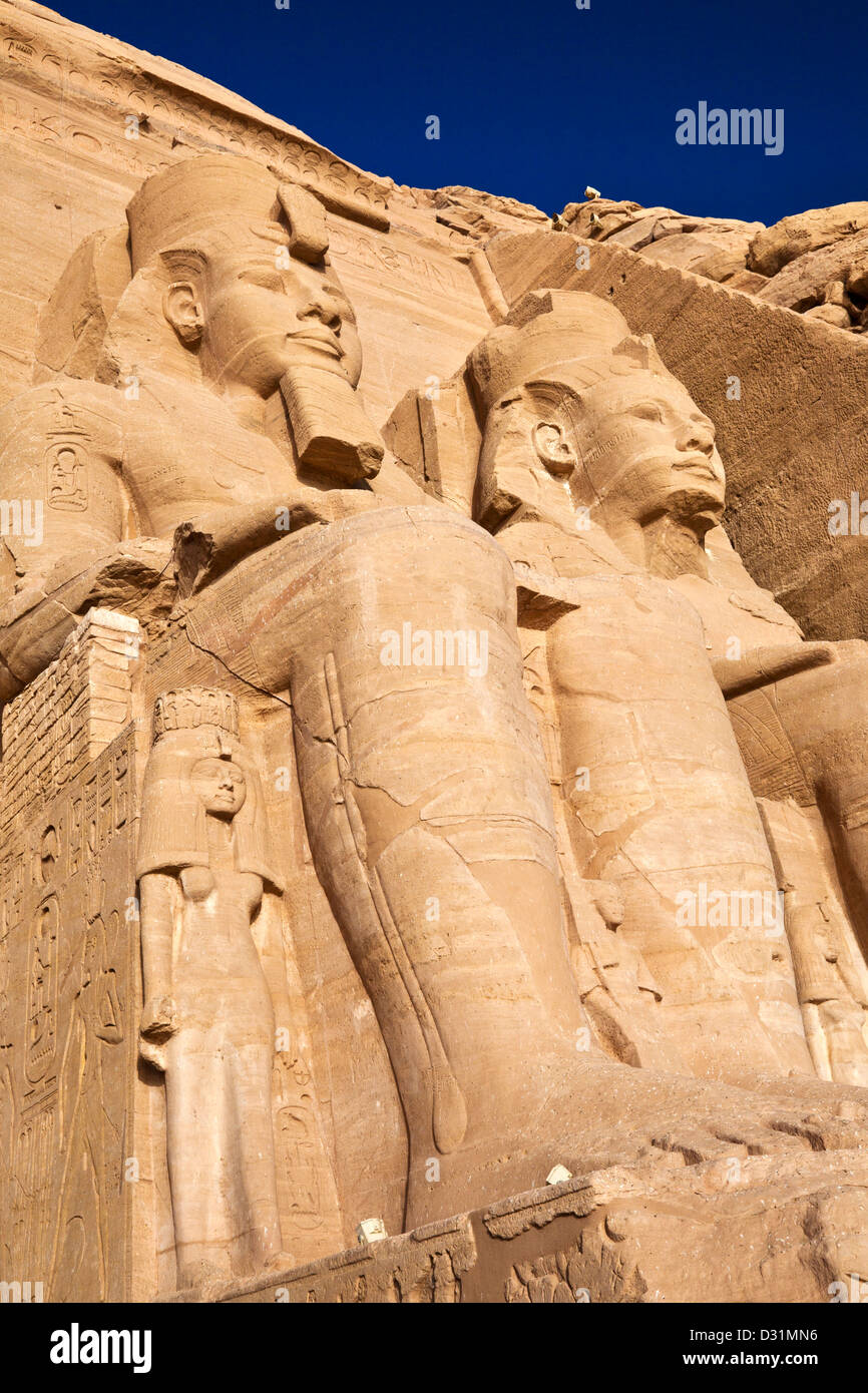 Statuen von Pharao Ramses II tragen die Atef-Krone von Ober- und Unterägypten in Abu Simbel Stockfoto