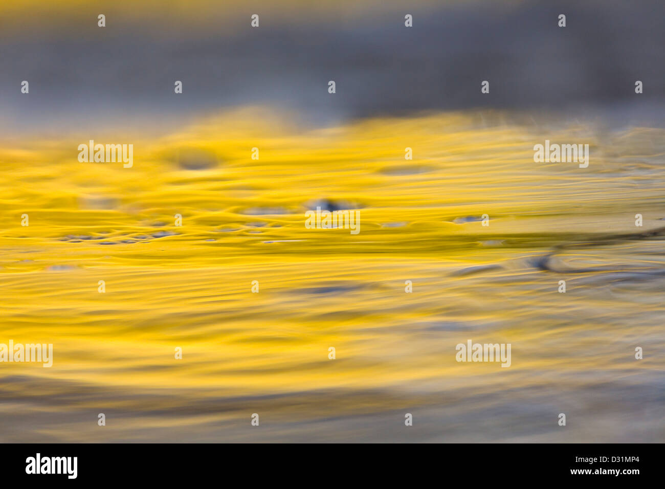 Gelben Muster auf dem Meer; Newlyn; Cornwall; Farbe Reflexion von Boot; Stockfoto