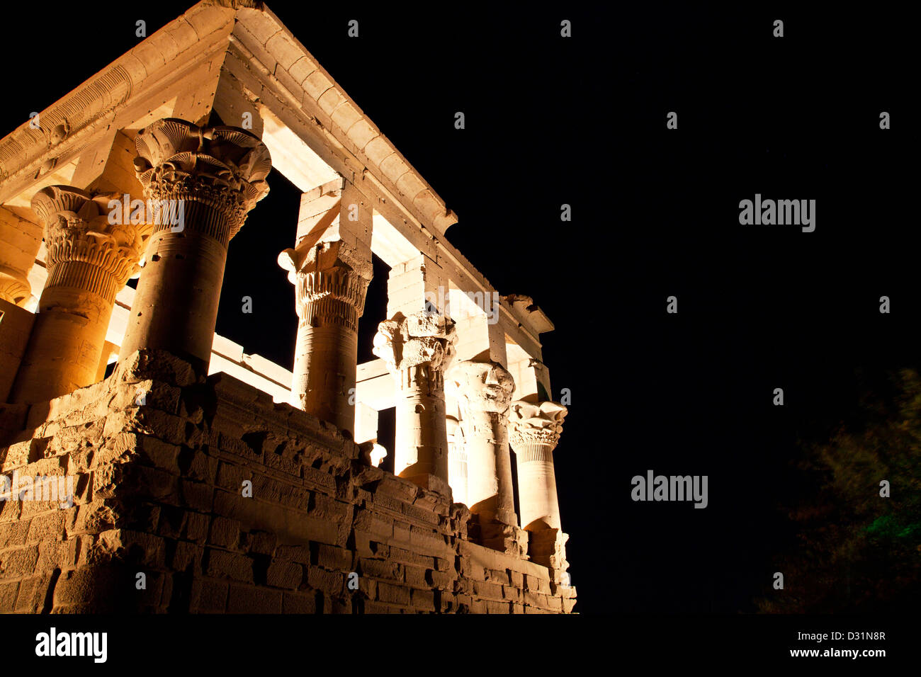 Ton- und Lichtshow am Kiosk des Trajan in der Isis-Tempel von Philae, Agilika Island, Assuan, Stockfoto