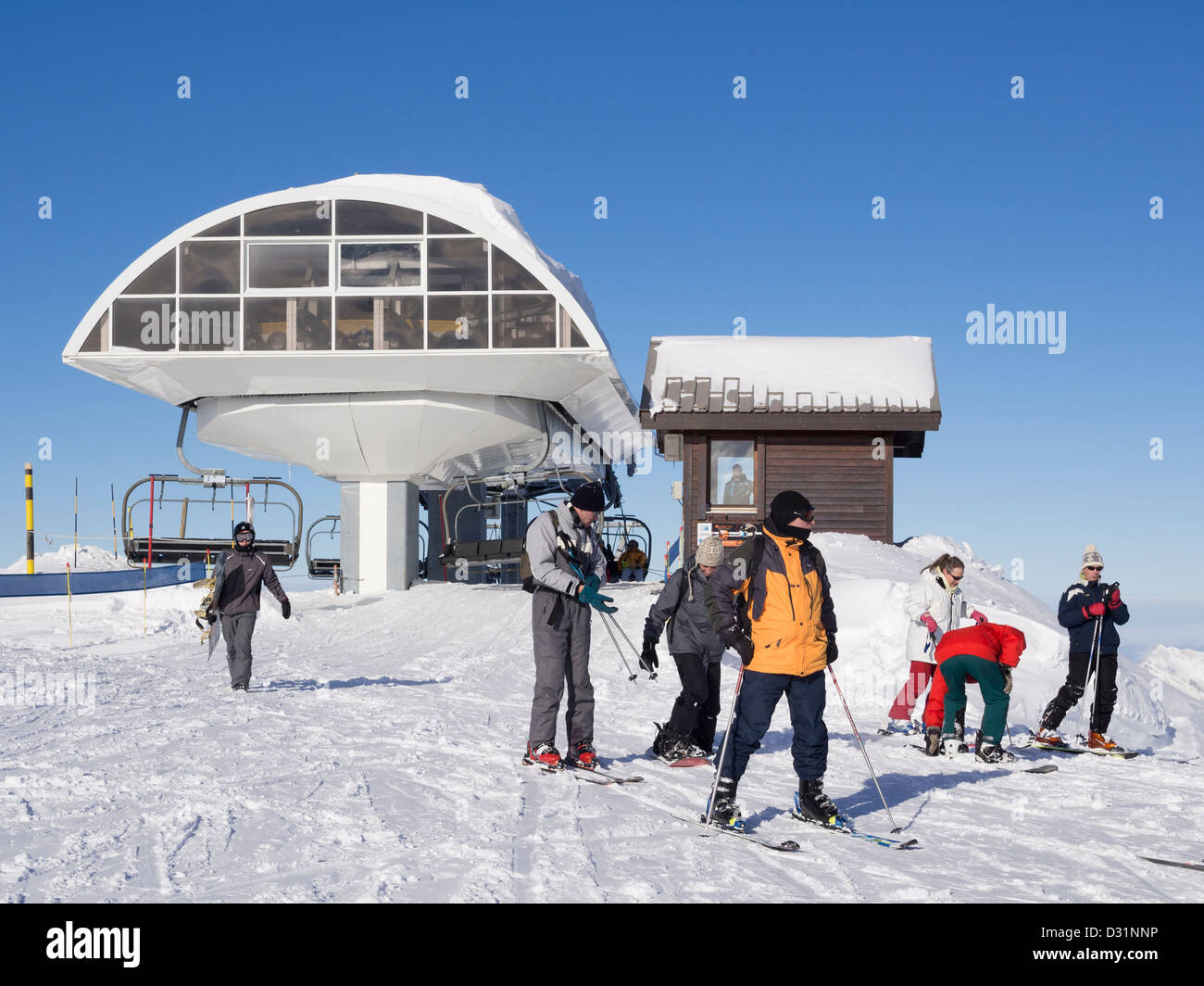 Skifahrer an Spitze der Vössing-Sessellift auf Grands Vans im Le Grand Massif Skigebiet in französischen Alpen über Flaine, Rhone-Alpes, Frankreich Stockfoto