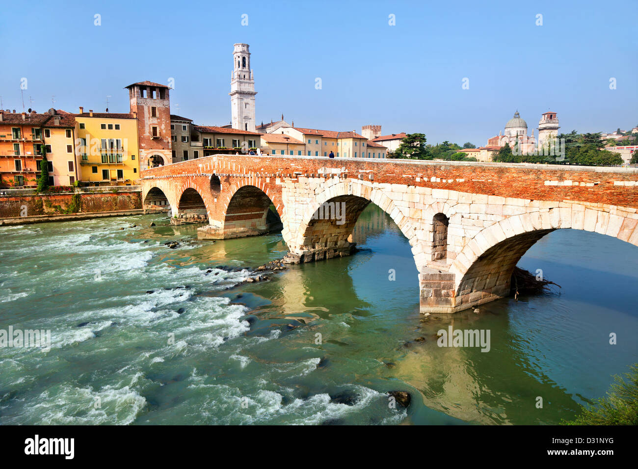 Blick auf Etsch und St Peter Brücke, Verona, Italien. Stockfoto