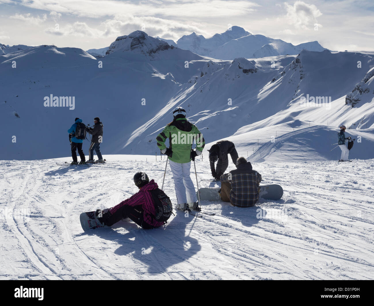 Skifahrer und Snowboarder auf der Piste im Skigebiet Le Grand Massif mit Blick auf Mont Blanc in den französischen Alpen. Grands Vans Flaine Frankreich Stockfoto