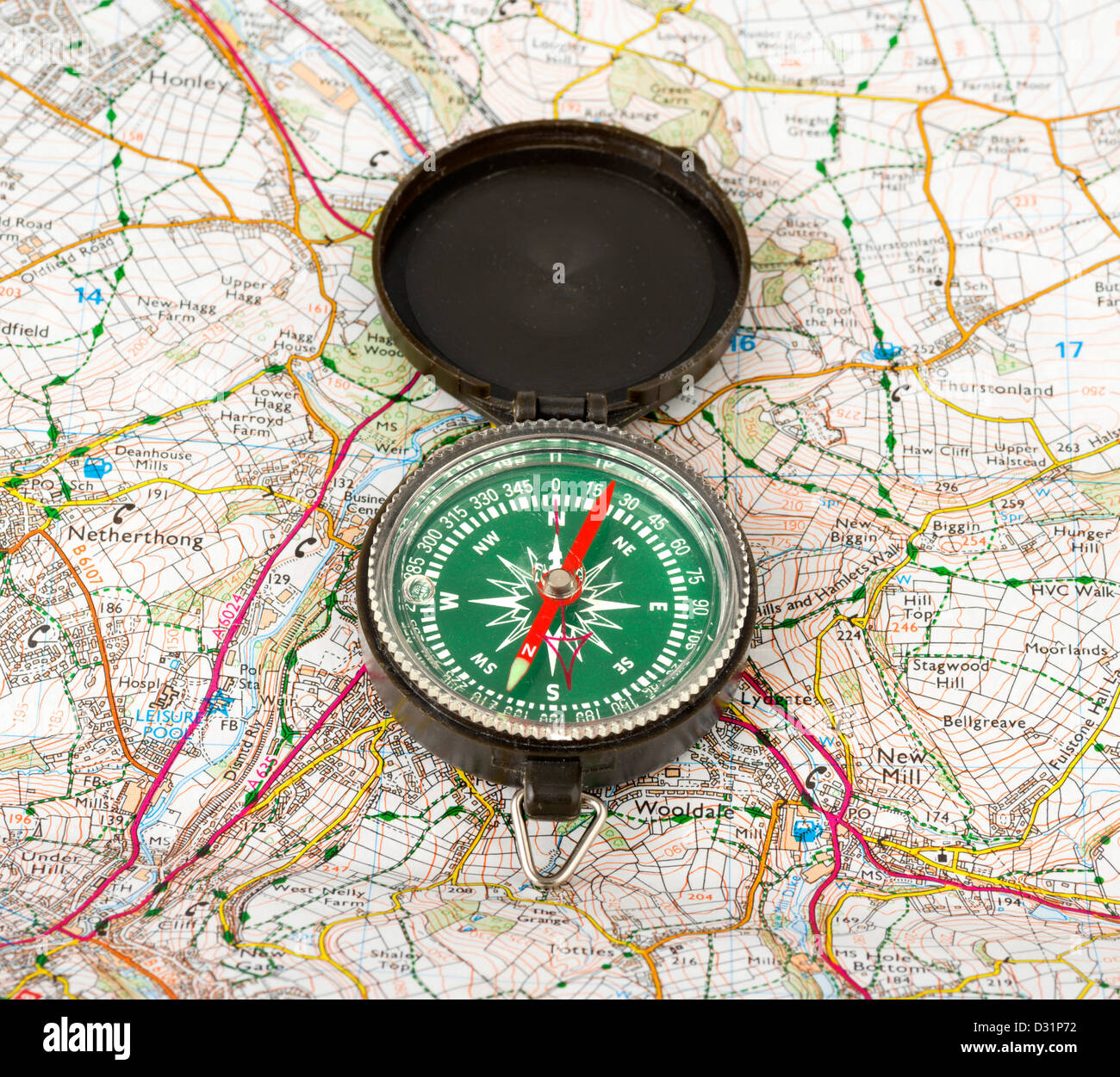 Kompass auf einer Karte von Ordnance Survey, UK Stockfoto