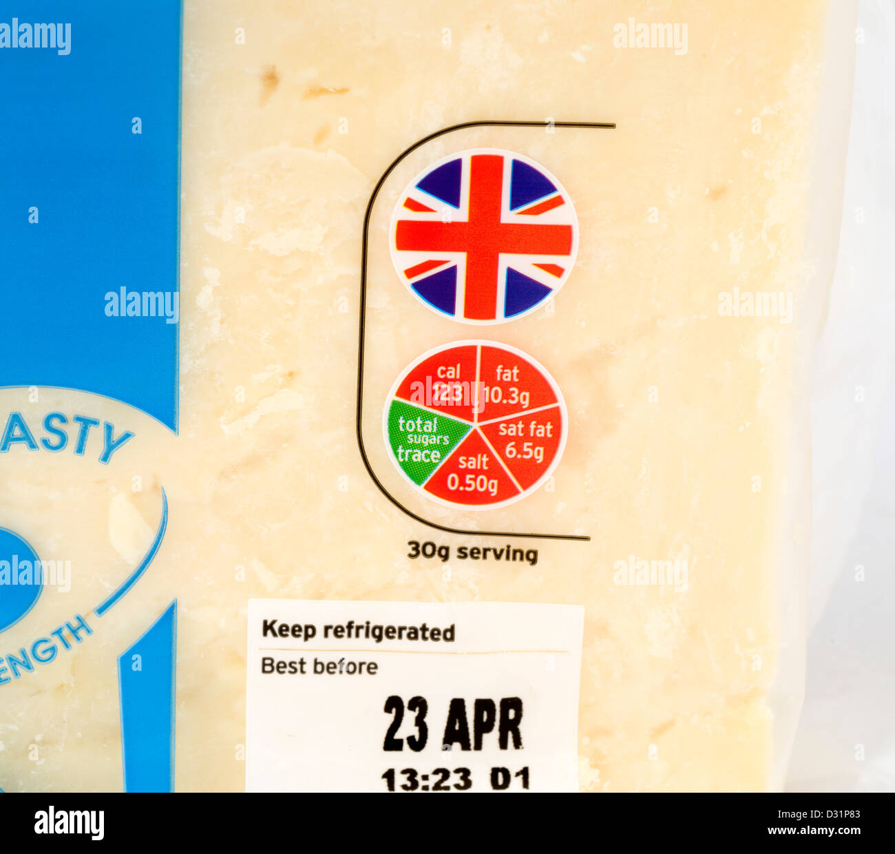 Nahaufnahme von dem Etikett "Ampel" auf eine Packung von Sainsnburys Cheddar-Käse, UK Stockfoto