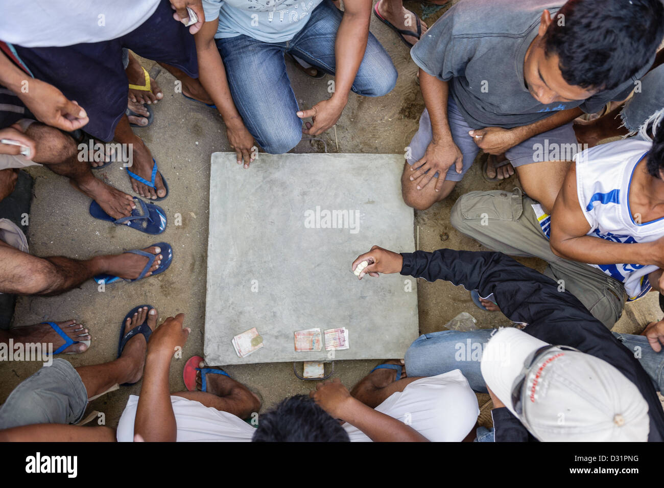 Männer, die Wetten auf den Straßen, Bulalacao, Mindoro, Philippinen Stockfoto