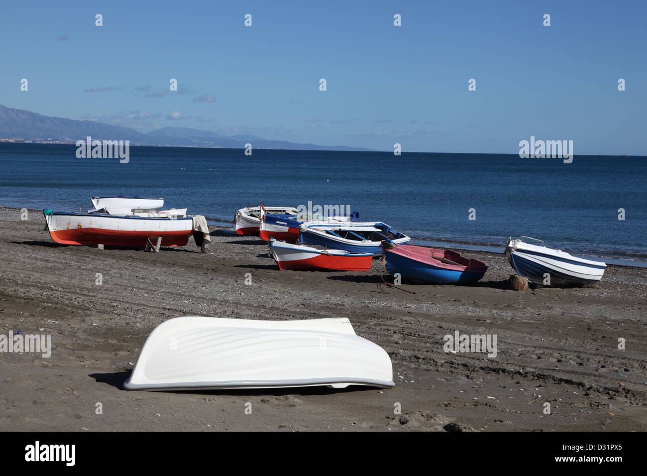 Angelboote/Fischerboote auf den Strand am Mittelmeer, Spanien Stockfoto