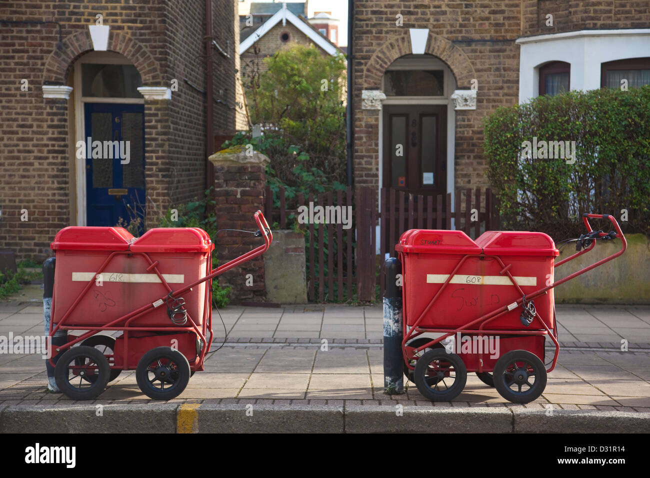 Royal Mail Postbote Wagen geparkt auf Straße außen Reihenhaus, England, UK Stockfoto