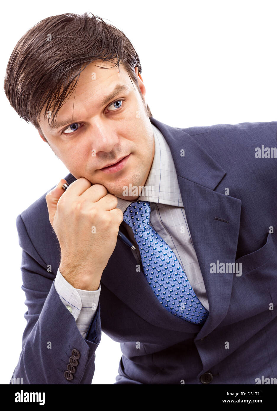 Porträt von nachdenklich Geschäftsmann mit Stift in der Hand, isoliert auf weiss Stockfoto