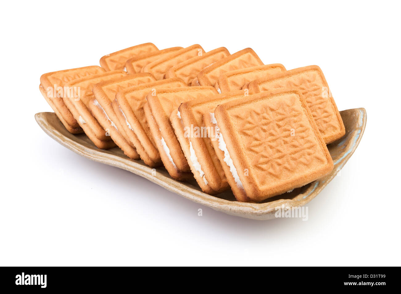 Cracker-Hüttenkäse-Platte auf weißem Hintergrund Stockfoto