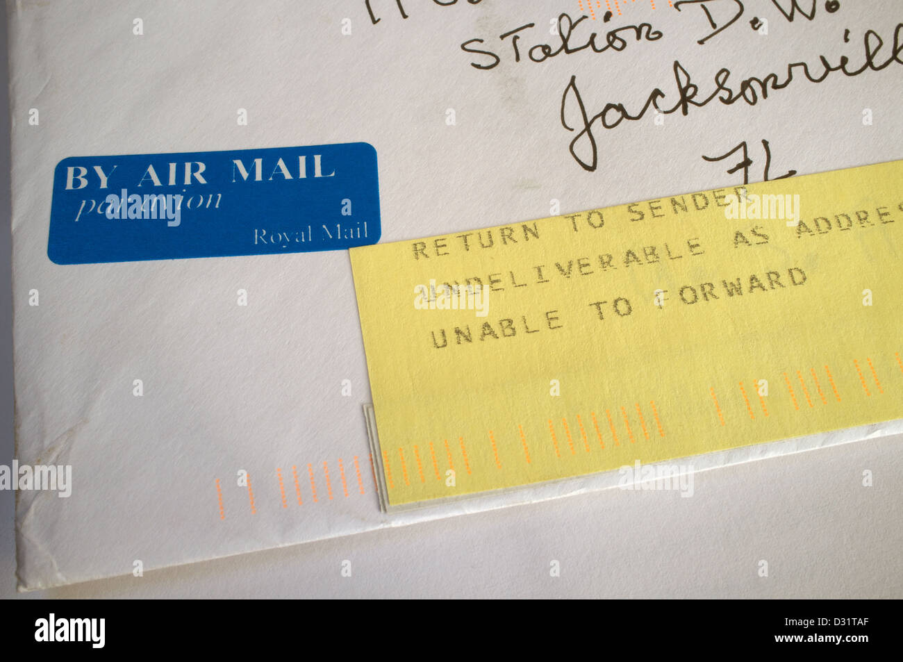 Einen Brief mit zurück zum Absender Aufkleber Stockfotografie - Alamy