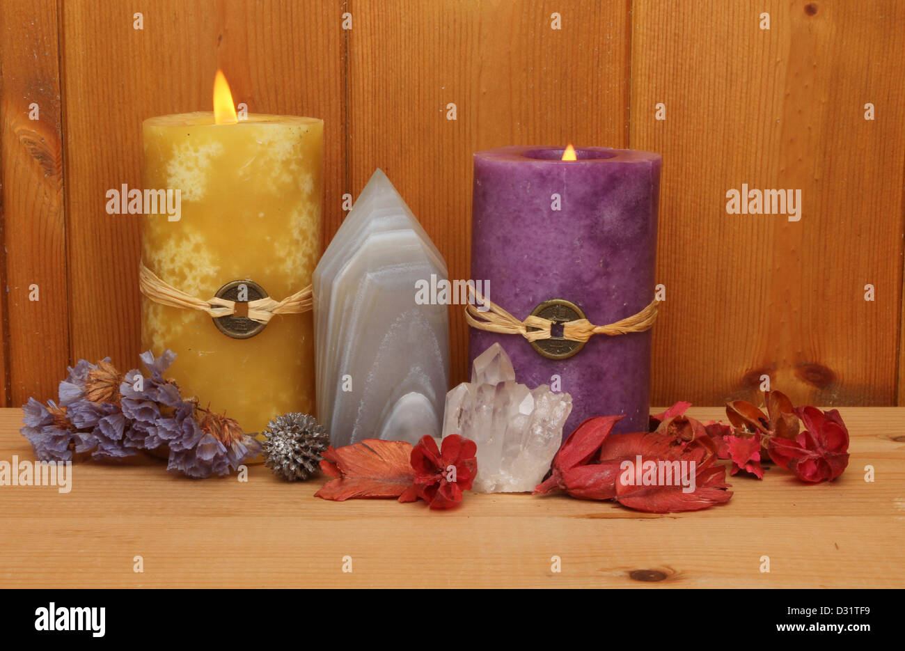 Verbrennung von Feng Shui Kerzen, Kristalle und Potpourri vor dem Hintergrund der Holzplatte Stockfoto