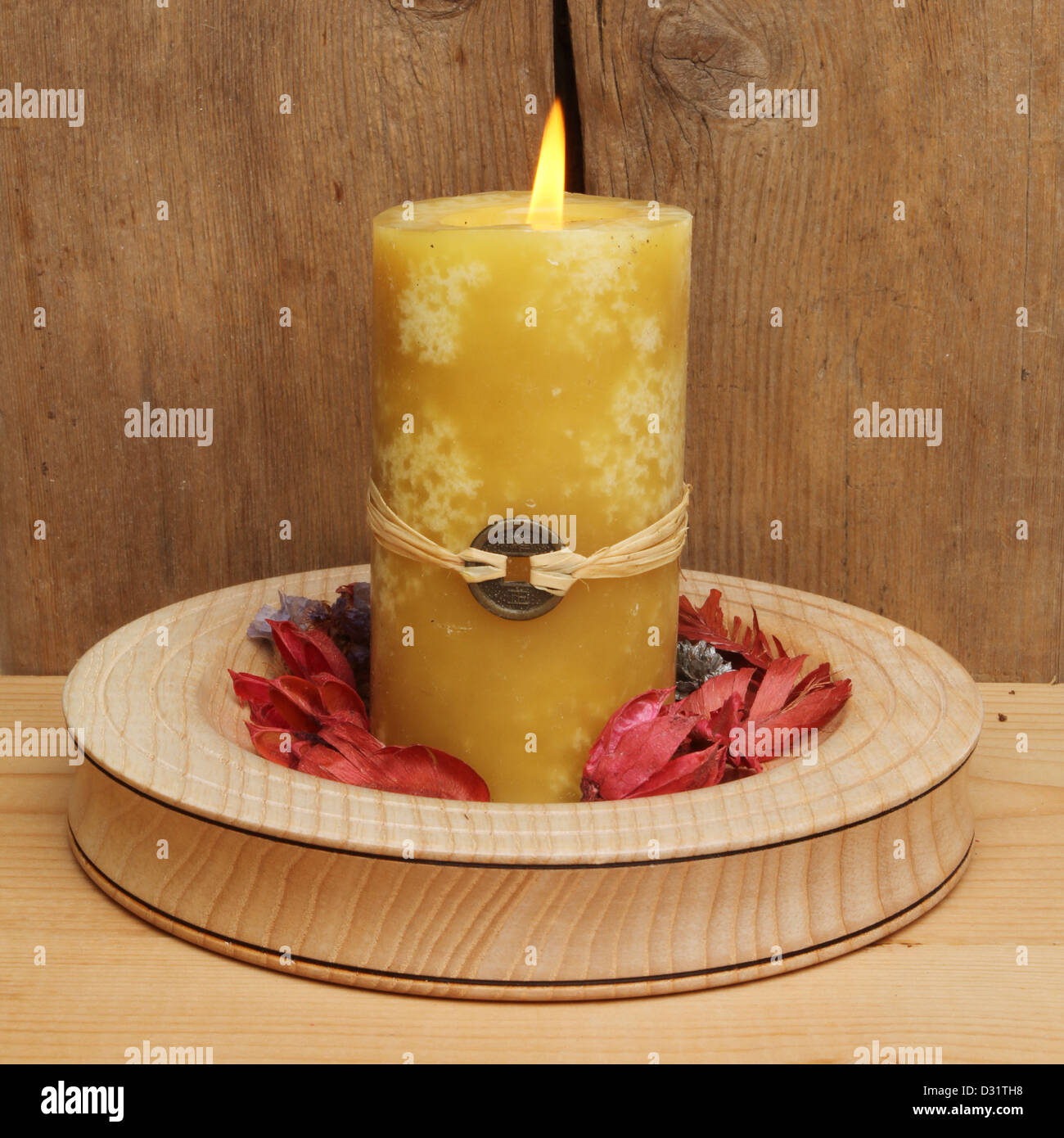 Gelbe Feng Shui Kerze und Potpourri vor dem Hintergrund verwitterte alte Holz Stockfoto