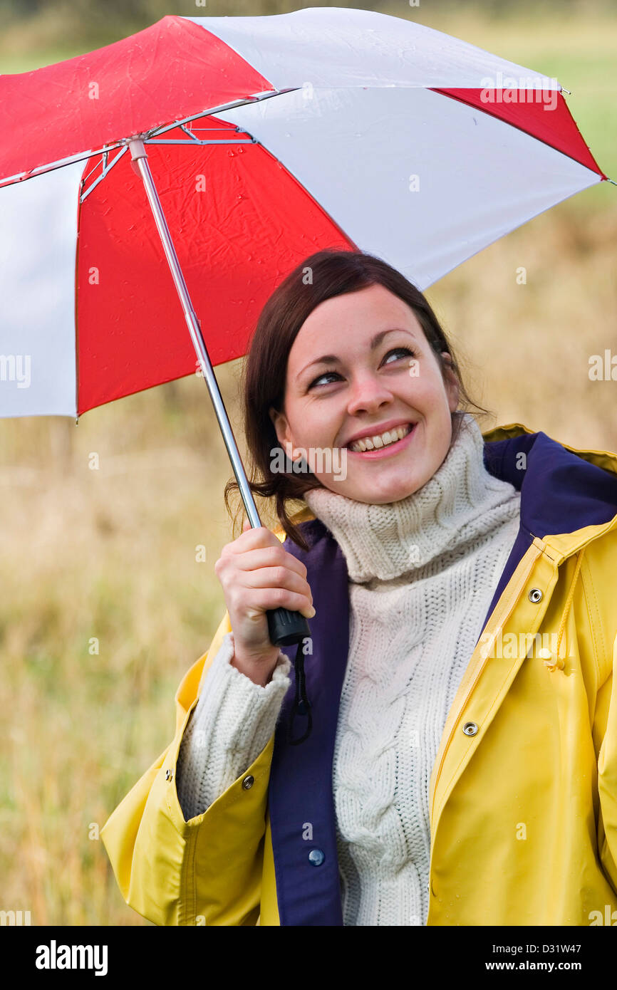 Frau Mit Regenjacke Und Regenschirm Stockfotografie Alamy