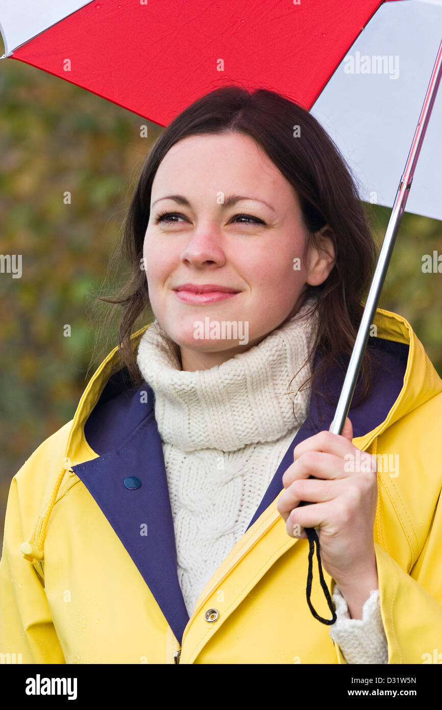 Frau Mit Regenjacke Und Regenschirm Stockfotografie Alamy