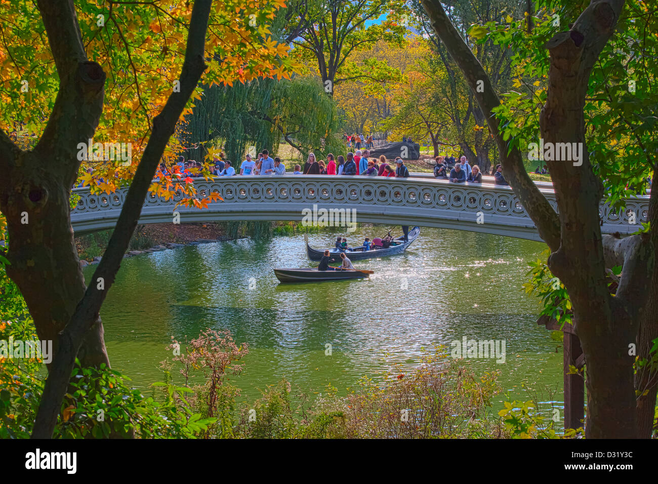 Besucher die Sehenswürdigkeiten aus der Bogenbrücke im Central Park, New York, USA Stockfoto