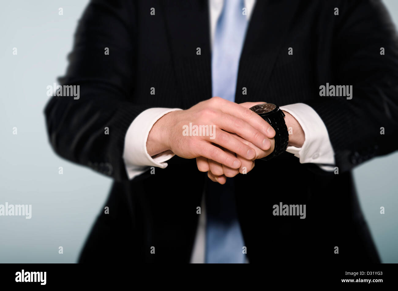 Die Zeit läuft ab! Mittelteil eines Geschäftsmannes, der gerade seine Armbanduhr. Stockfoto