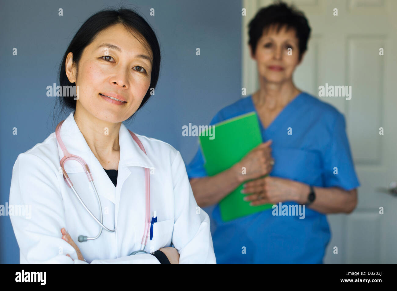 Arzt und Krankenschwester stehen im Büro Stockfoto