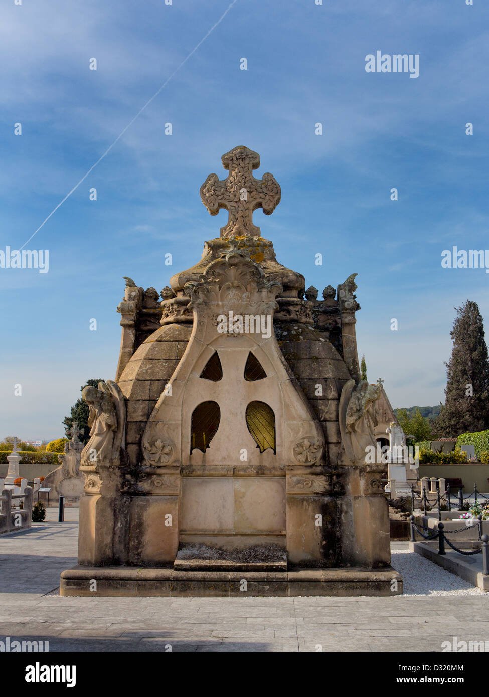 Blick auf dem Friedhof in Lloret de Mar. Eines der bedeutendsten Beispiele der katalanischen Grabkunst der modernistische Ära. Stockfoto