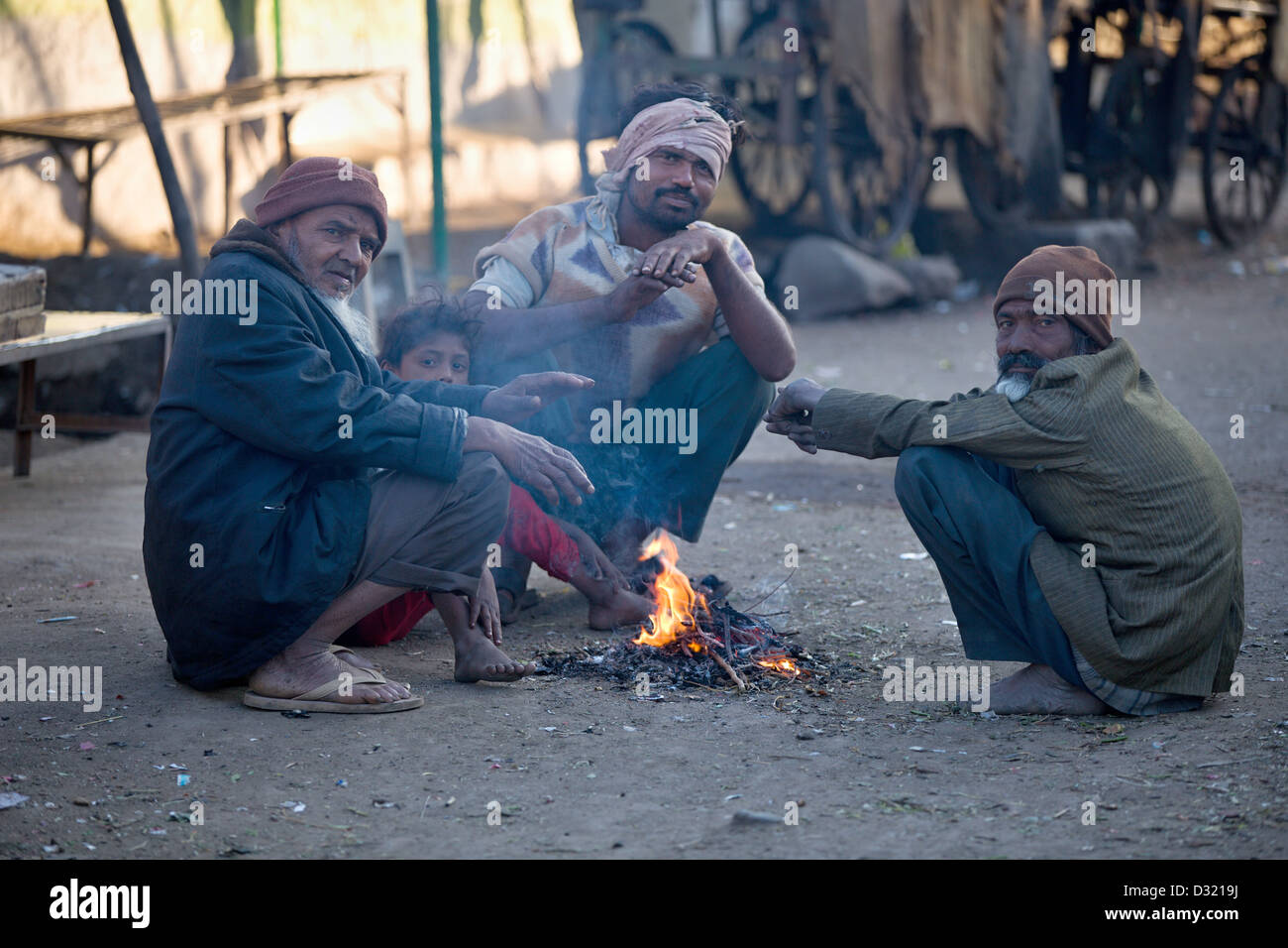 Menschen, die Erwärmung auf einem Feuer Madhya Pradesh, Indien Stockfoto