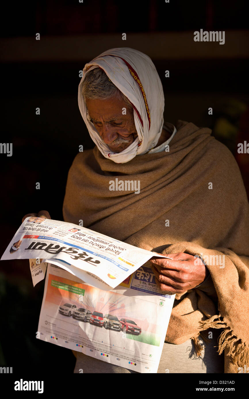 Alter Mann Lesen der Nachrichten Madhya Pradesh, Indien Stockfoto