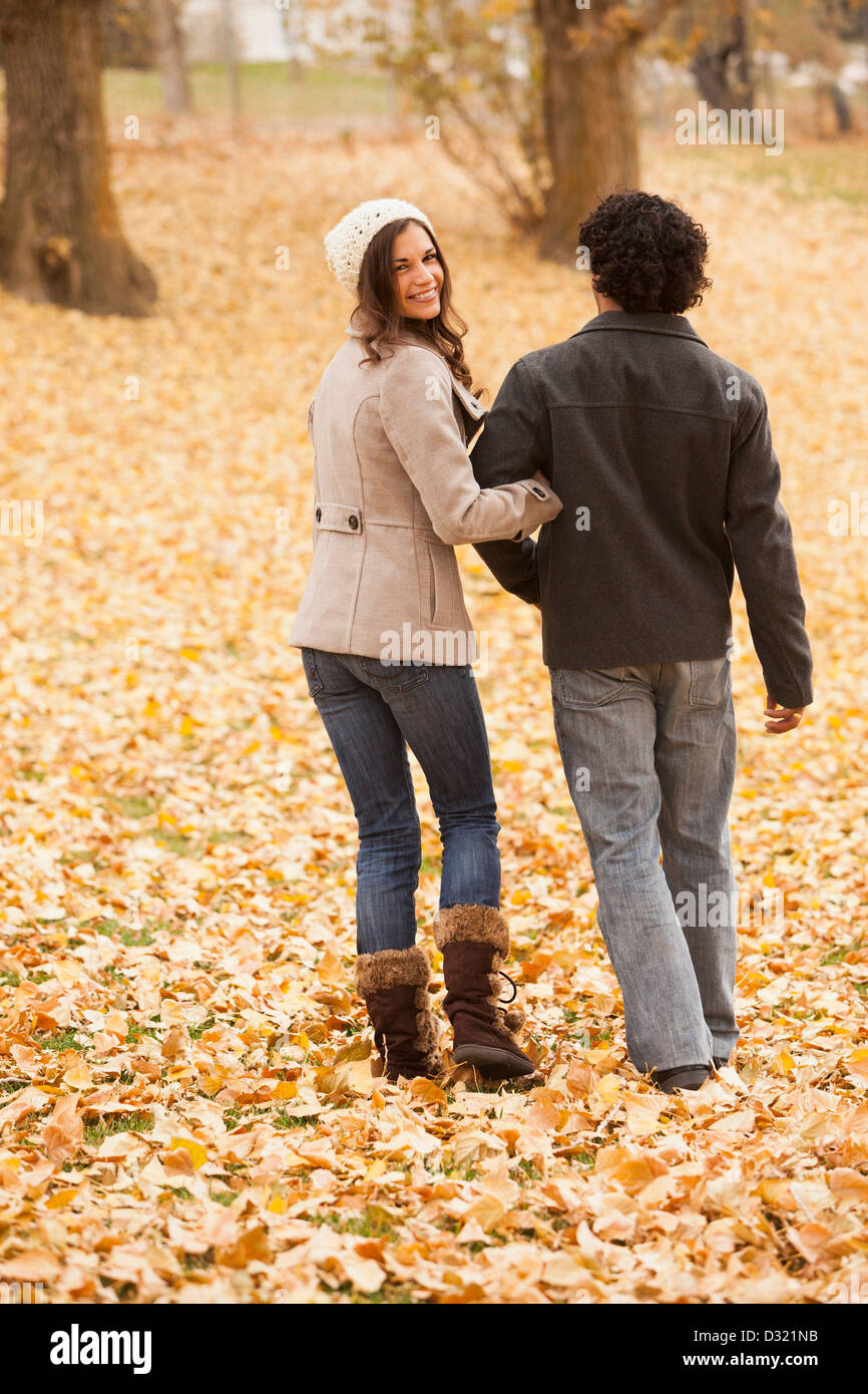 Paare, die im Herbst Blätter Stockfoto