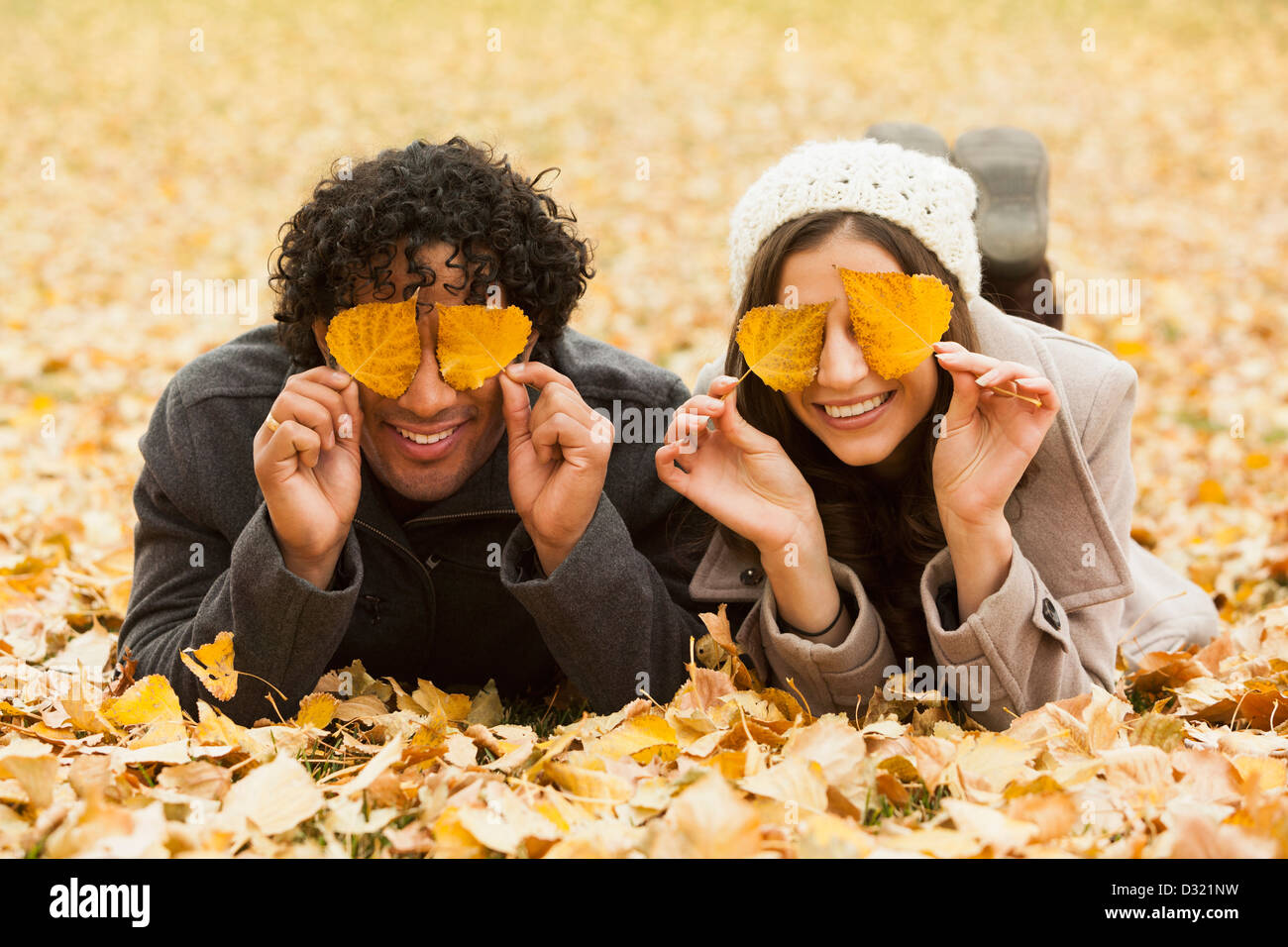 Paar spielen im Herbstlaub Stockfoto