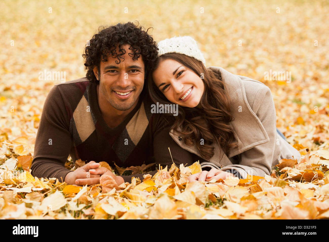 Paar im Herbstlaub Stockfoto