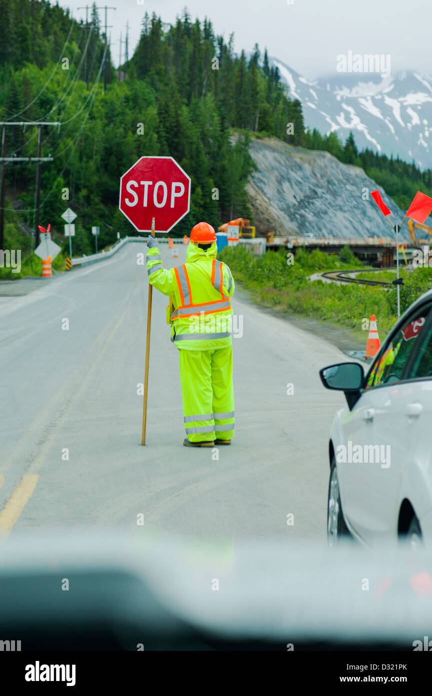 Flagger oder Flagge Person stoppt Verkehr für den Bau auf dem Highway 1 in der Nähe von Homer, Halbinsel Kenai, Alaska, USA Stockfoto