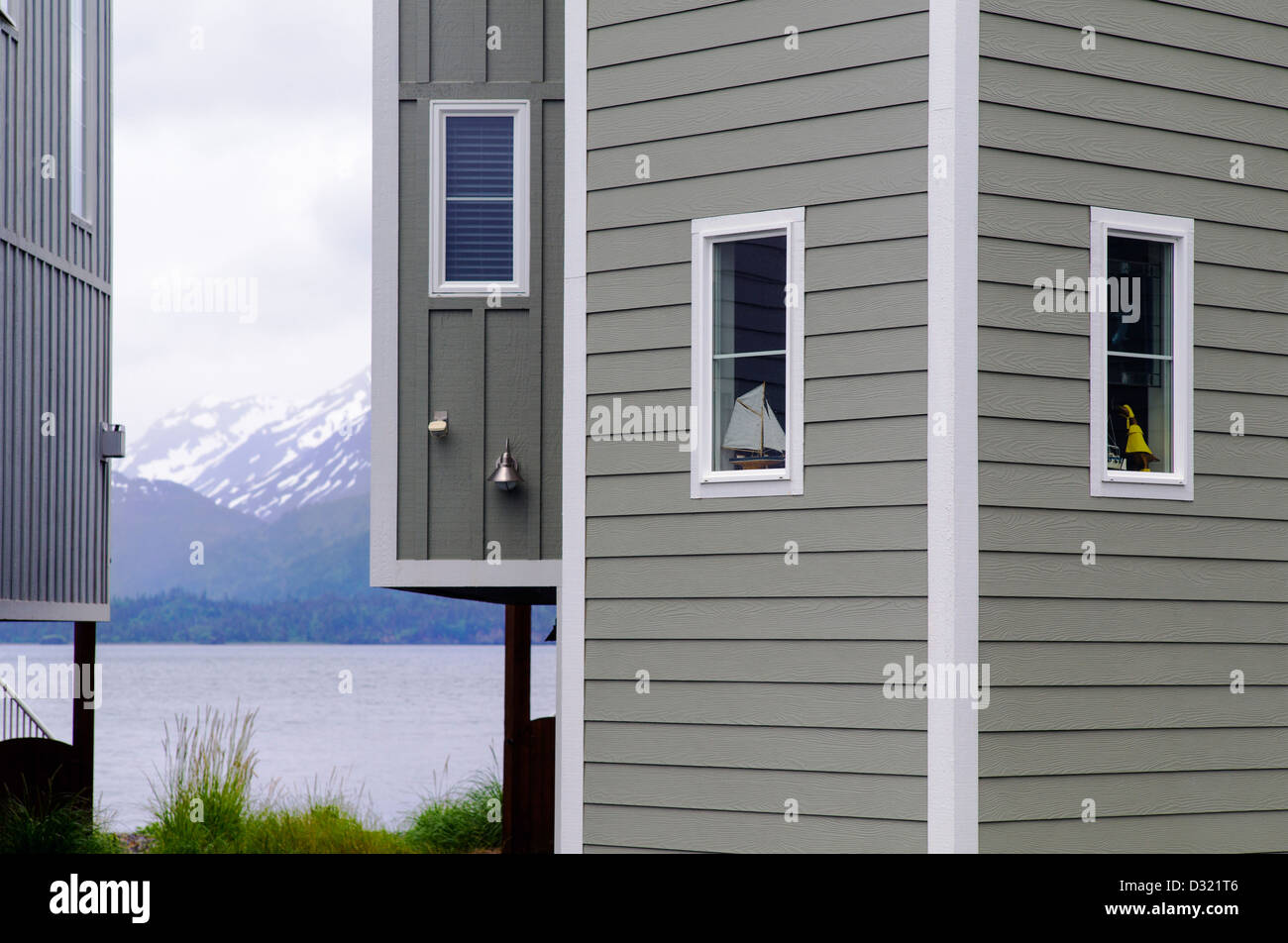 Bunte Eigentumswohnungen bieten Unterkunft für Touristen auf Homer Spit, Homer, Alaska, USA Stockfoto