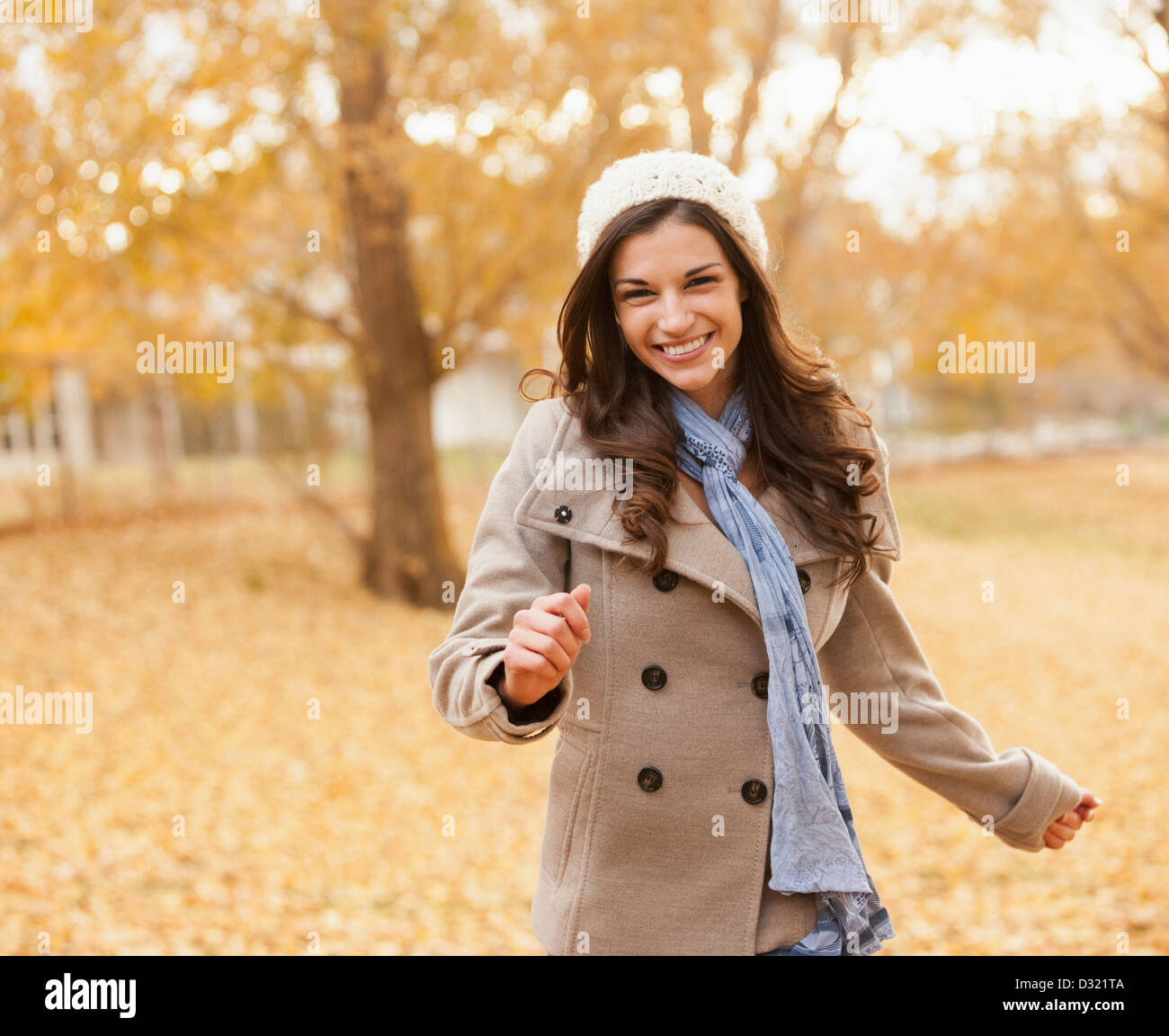 Kaukasische Frau zu Fuß im Herbstlaub Stockfoto