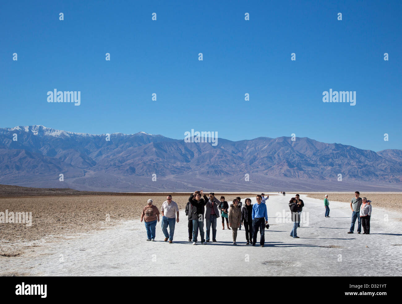 Death Valley Nationalpark, Kalifornien - Touristen auf dem Salz flachen in Badwater Basin. Stockfoto