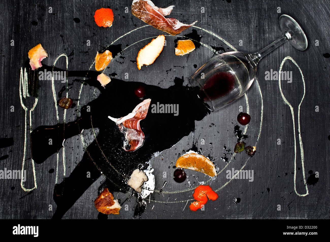 Glas Wein und Essen verschüttet auf Tafel Stockfoto
