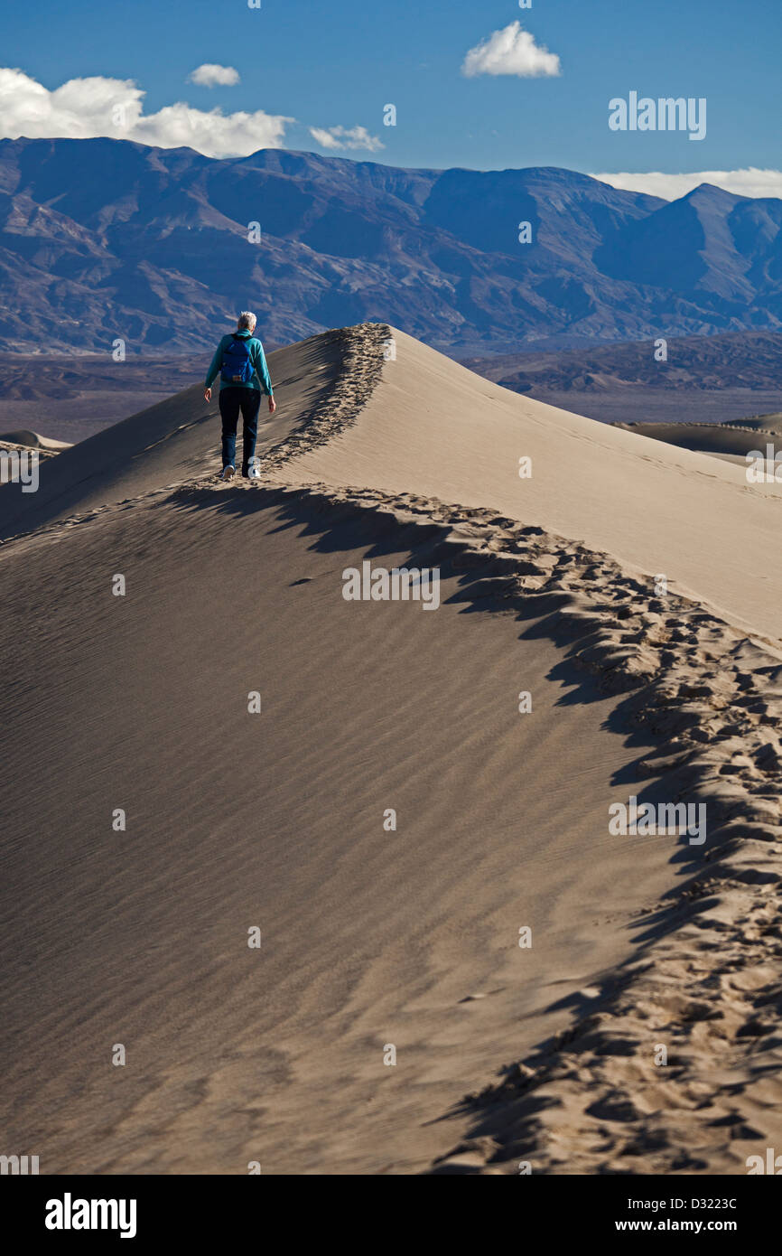 Death Valley Nationalpark, Kalifornien - Susan Newell, 64, Wanderungen auf den flachen Sanddünen Mesquite. Stockfoto