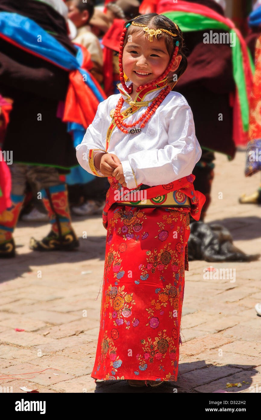 Eine lächelnde junge tibetische Mädchen in Tracht, Tongren Schamane Festival Stockfoto