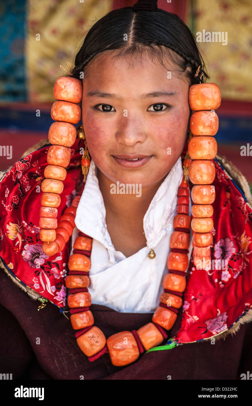 Eine schöne junge tibetische Frau mit großen Korallen Perlen Tongren Schamane Festival Stockfoto