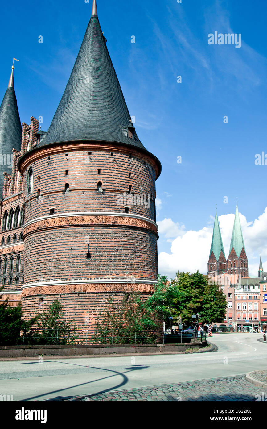 Holstentor und Str. Marys Kirche, Lübeck, Deutschland Stockfoto