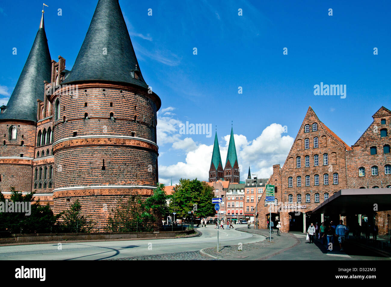 Holstentor und Str. Marys Kirche, Lübeck, Deutschland Stockfoto