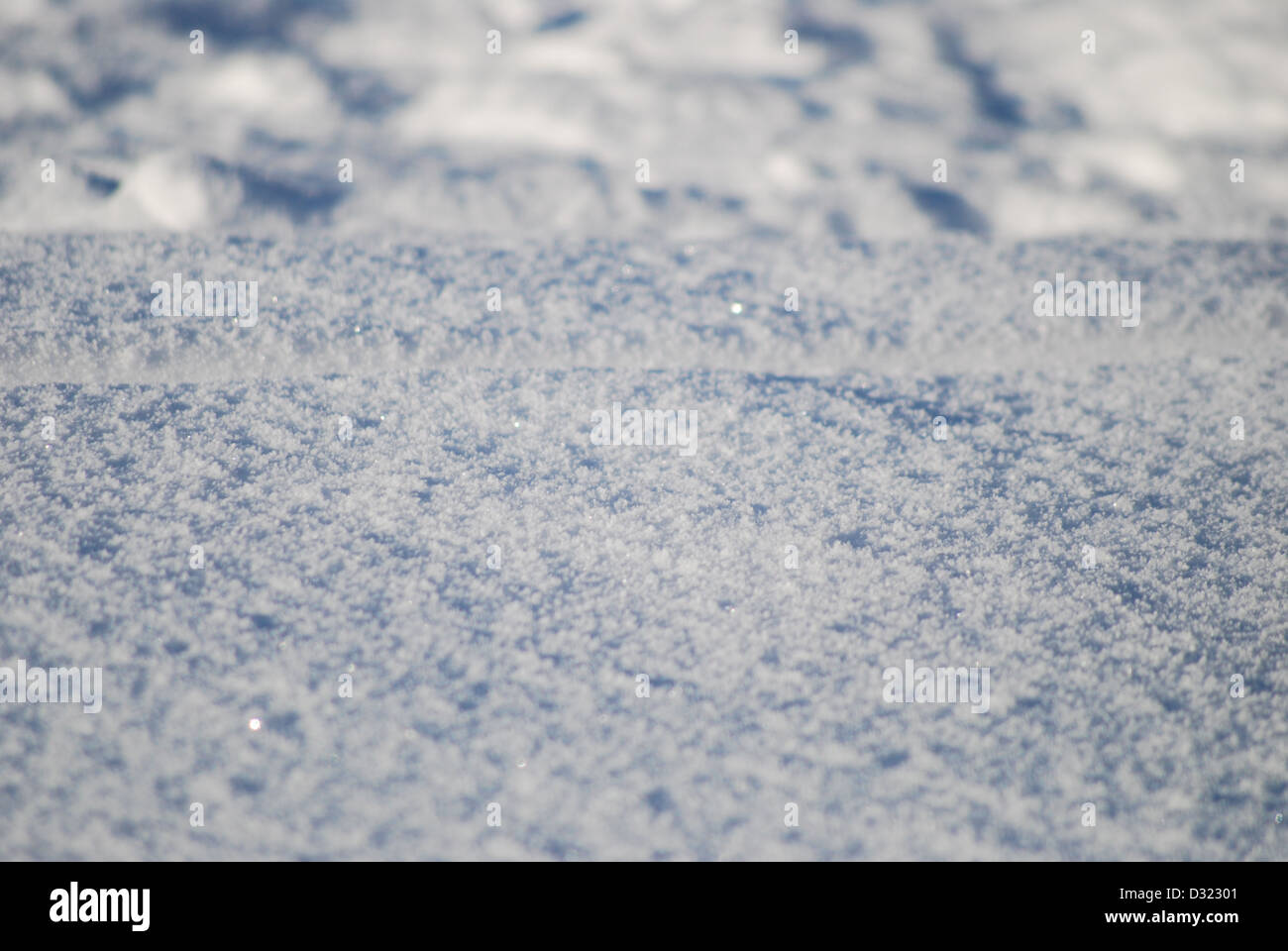 Enge Detail der Dicke Schnee teilweise unberührten unberührte zeigt Kristalle von Frost und unterschiedliche Tiefe der Felder für Kreativität Stockfoto