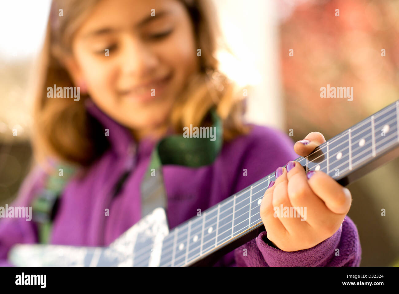 Nahaufnahme von Mischlinge Mädchen Fingernägel Gitarre spielen Stockfoto