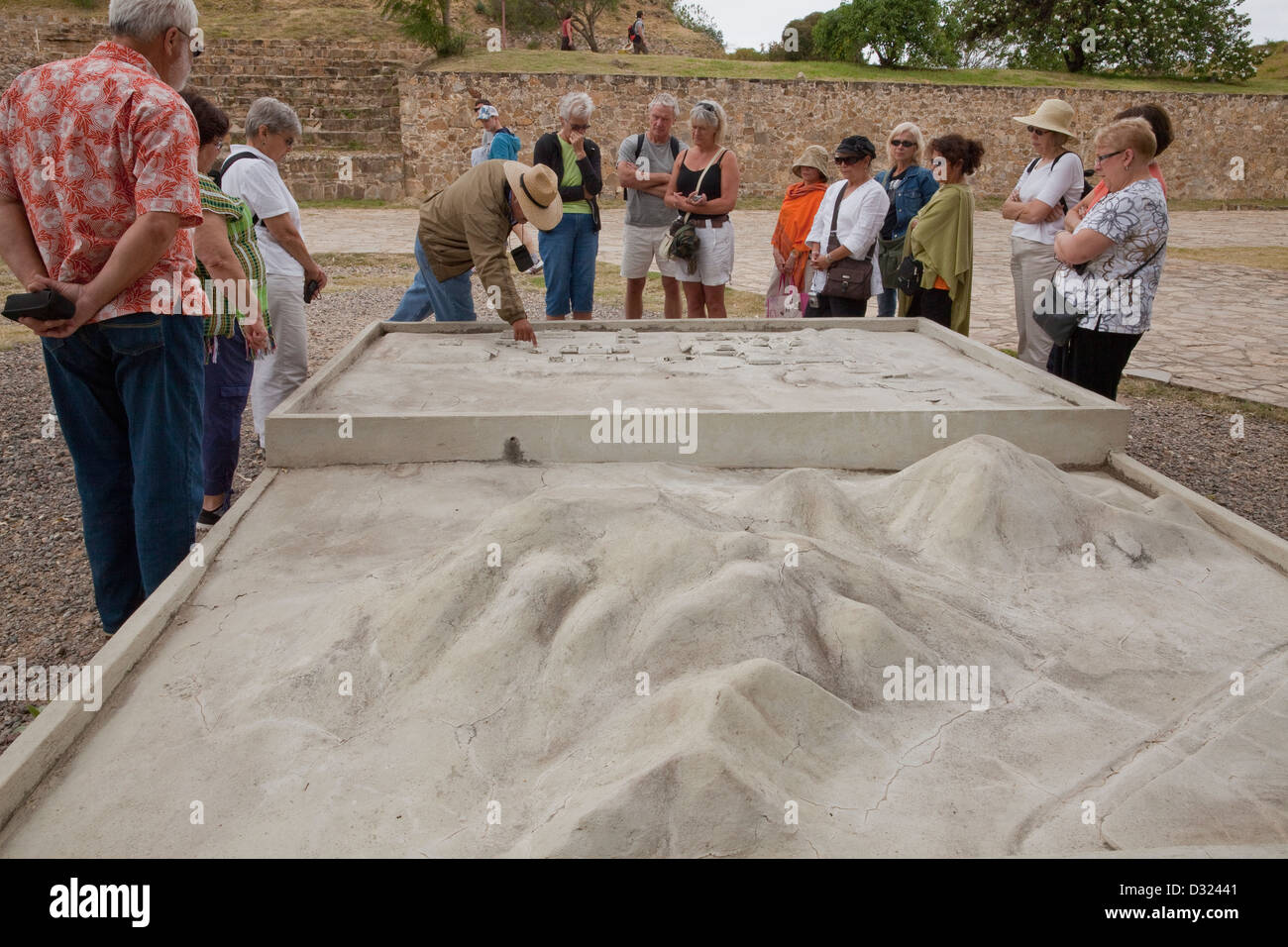 Reiseleiter darauf hin, Gruppe von Touristen von Interesse am Modell des Monte Albán Ruinen, Oaxaca, Mexiko. Stockfoto