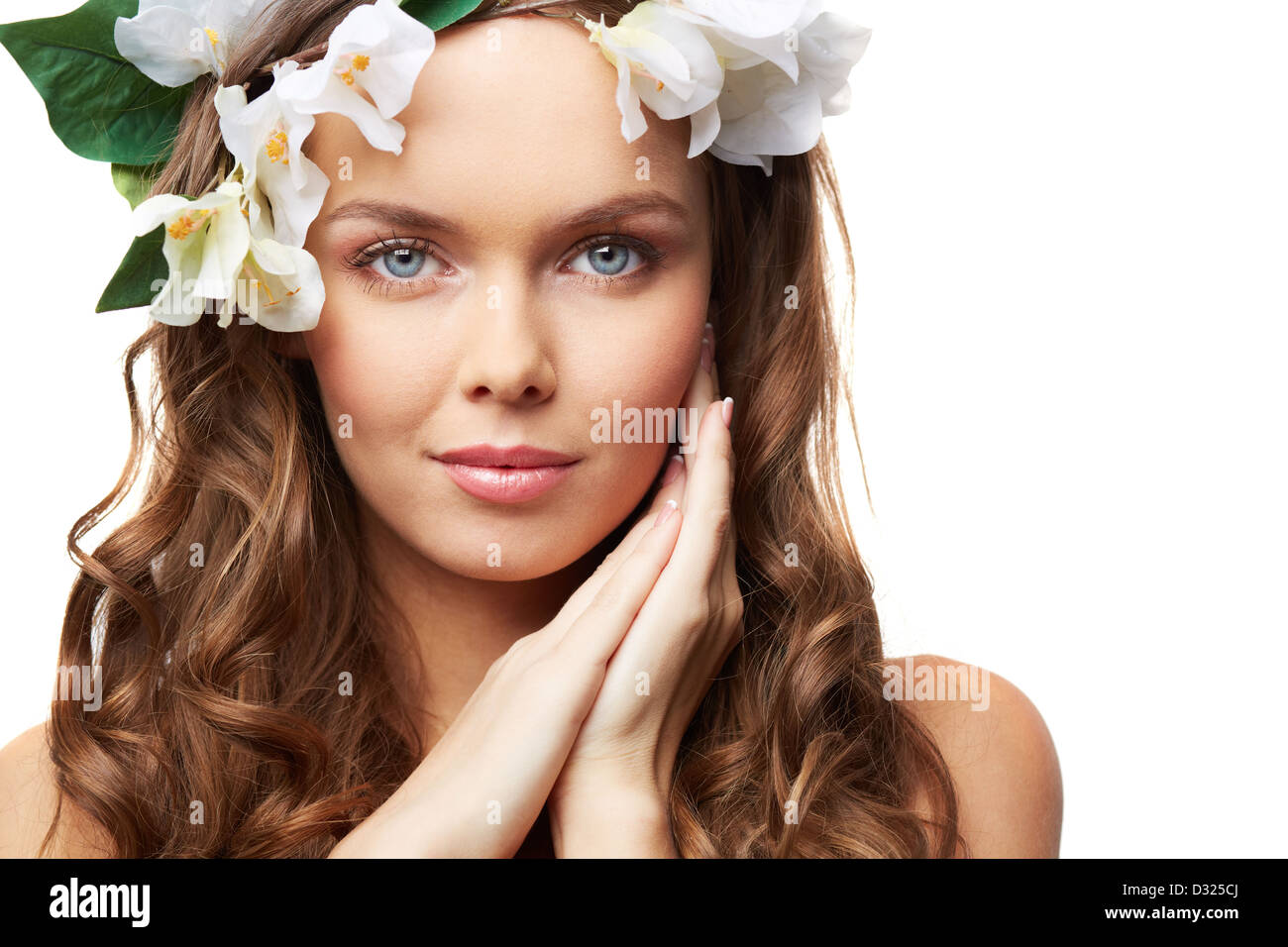 Isolierte Porträt einer jungen Perfektion mit Haaren mit Blumen geschmückt Stockfoto