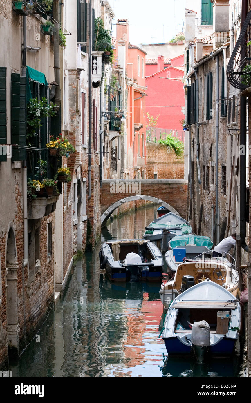 Boote am Rio Del Beccarie Kanal von Sotoportego Del Capeler, San Polo, Venedig, Italien. Stockfoto