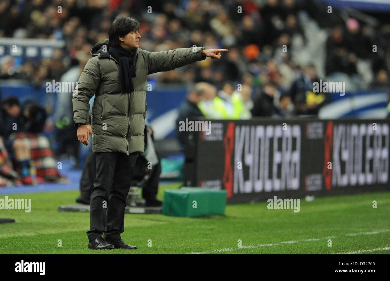 Deutschlands Trainer Joachim Loew Gesten während der internationalen Fußball-freundlich Spiel Frankreich gegen Deutschland im Stade de France in Paris, Frankreich, 6. Februar 2013. Foto: Andreas Gebert/dpa Stockfoto