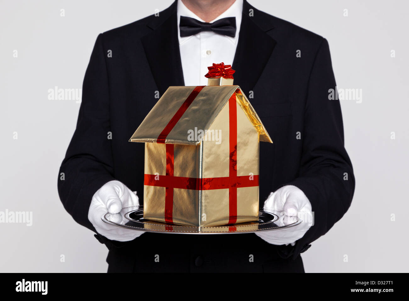 Butler, ein Geschenk verpackt Modell aufbauend auf einem silbernen Tablett Stockfoto