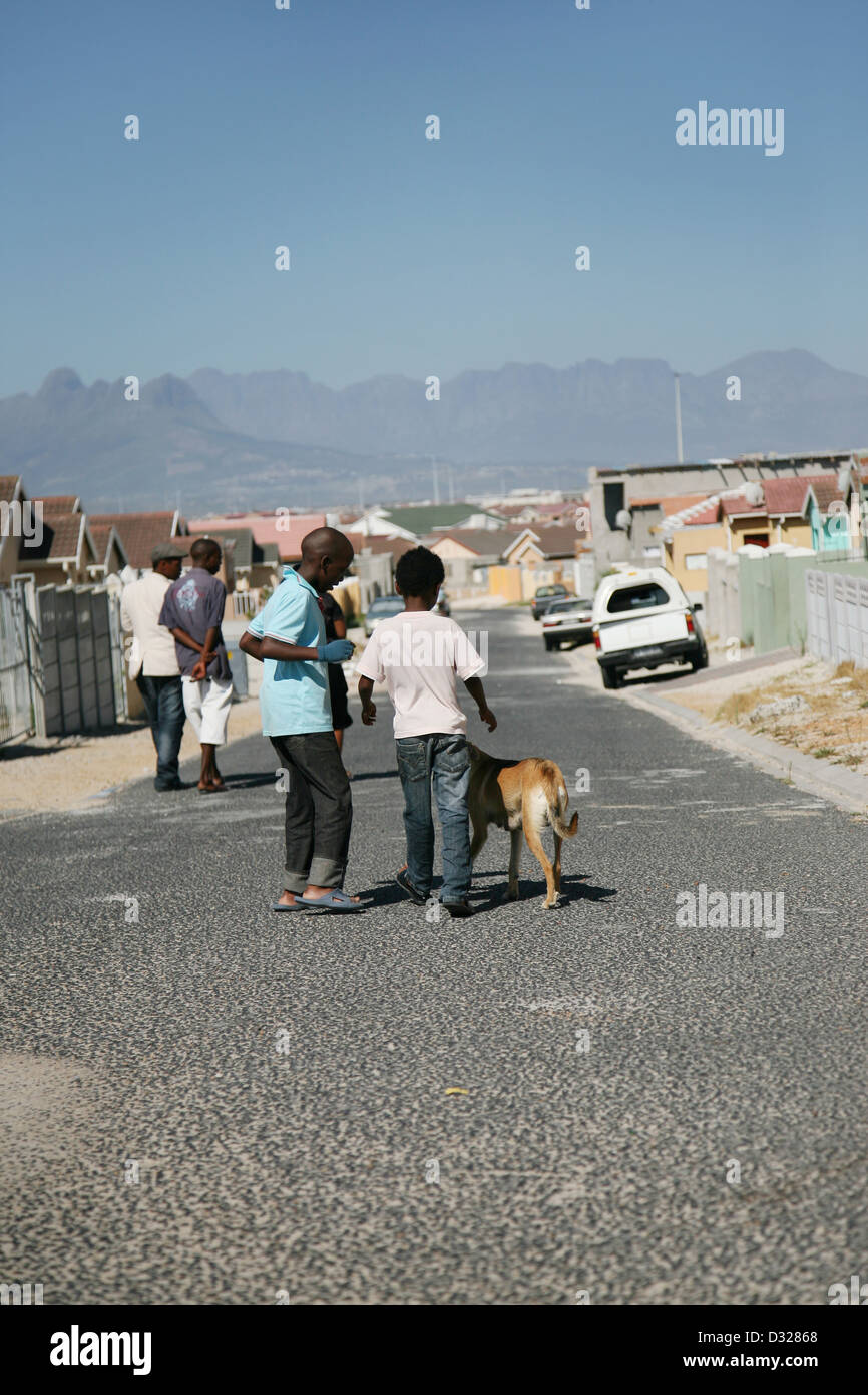 Afrikanische Kinder spielen auf den residental Straßen in Khayelitshas Ilitha Park. Stockfoto