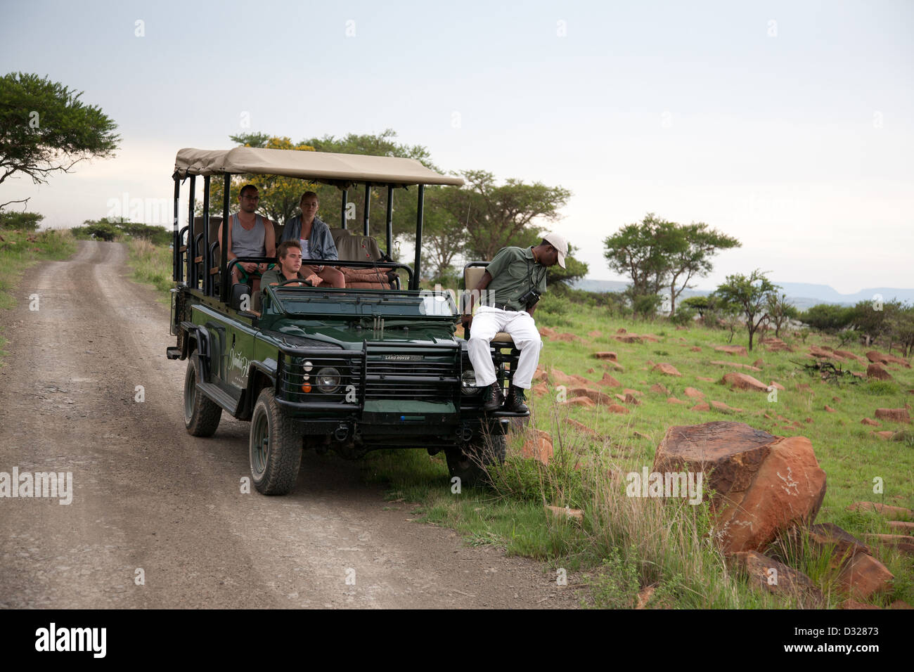 Unbefestigte Straßen schlängelt sich durch ein Buschland von Gamerangers auf Safari verwendet. Stockfoto
