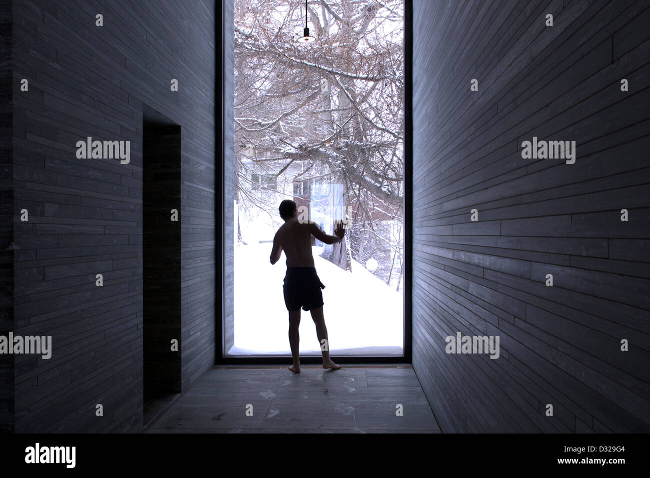 Valser Therme Vals, Schweiz. Architekt: Peter Zumthor, 1996. Blick auf Gneis verkleidet Flur und raumhohen Verglasungen. Stockfoto