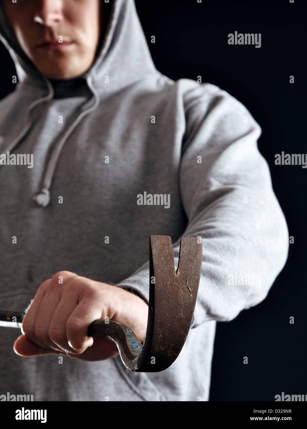 Housebreaker hält ein Brecheisen bereit zu stehlen Stockfoto